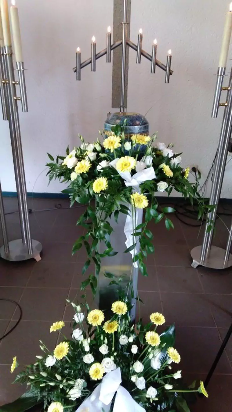 Urne mit Blumenschmuck